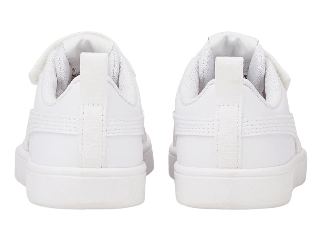 Tenis PUMA blancos para niño con correa de velcro y agujetas.