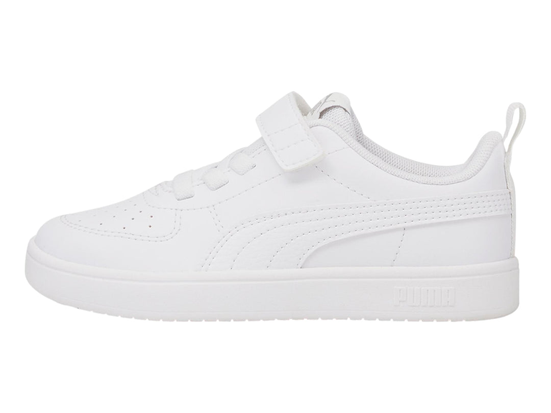 Tenis PUMA blancos para niño con correa de velcro y agujetas.
