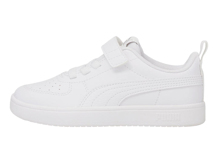 Tenis PUMA blancos para niño con correa de velcro y agujetas.