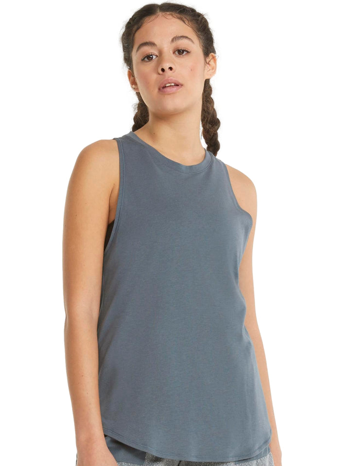 Mujer vistiendo una camiseta deportiva sin mangas de color gris azulado oscuro.
