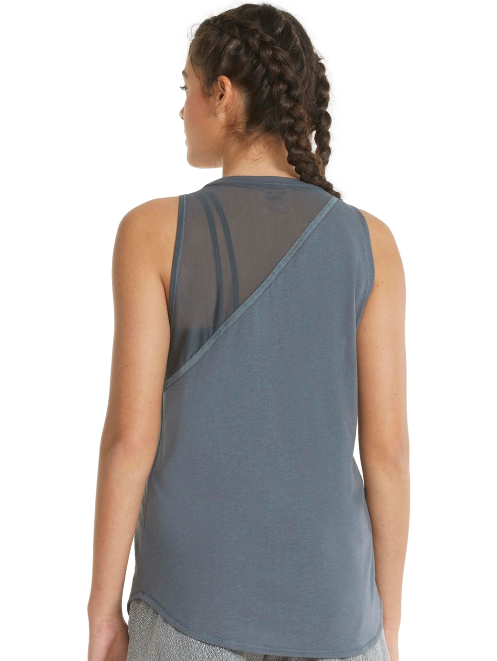 Mujer vistiendo una camiseta deportiva sin mangas de color gris azulado oscuro.