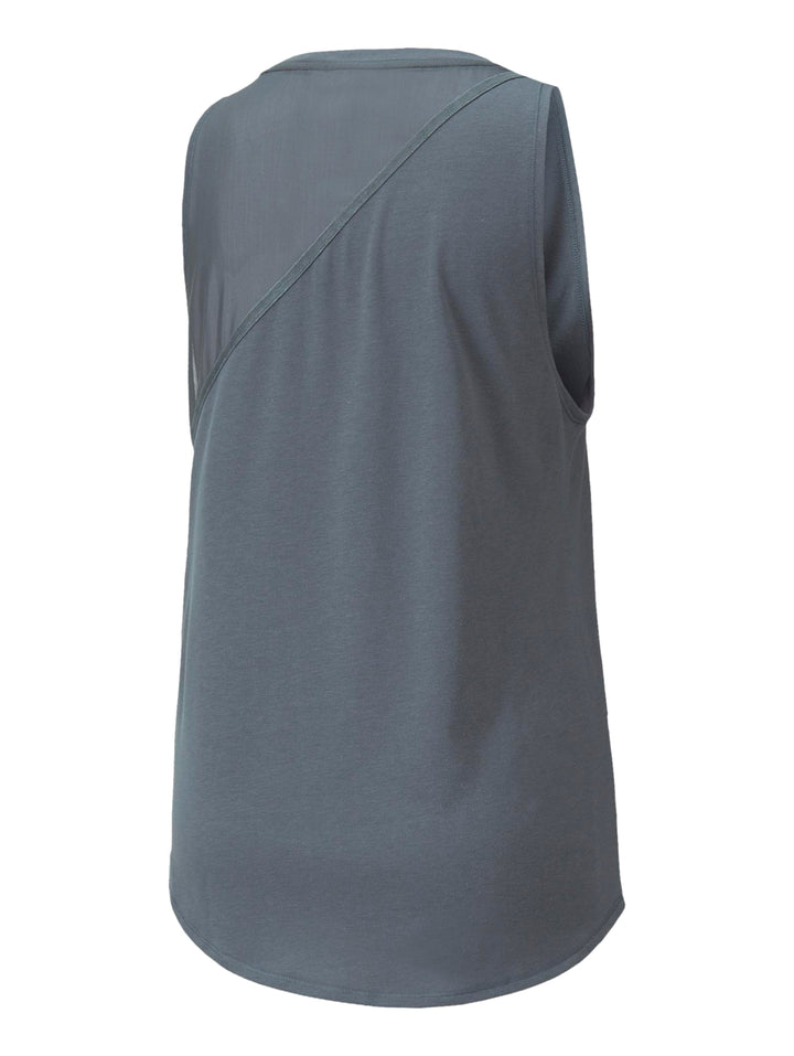 Mujer vistiendo una camiseta deportiva sin mangas de color gris azulado oscuro.