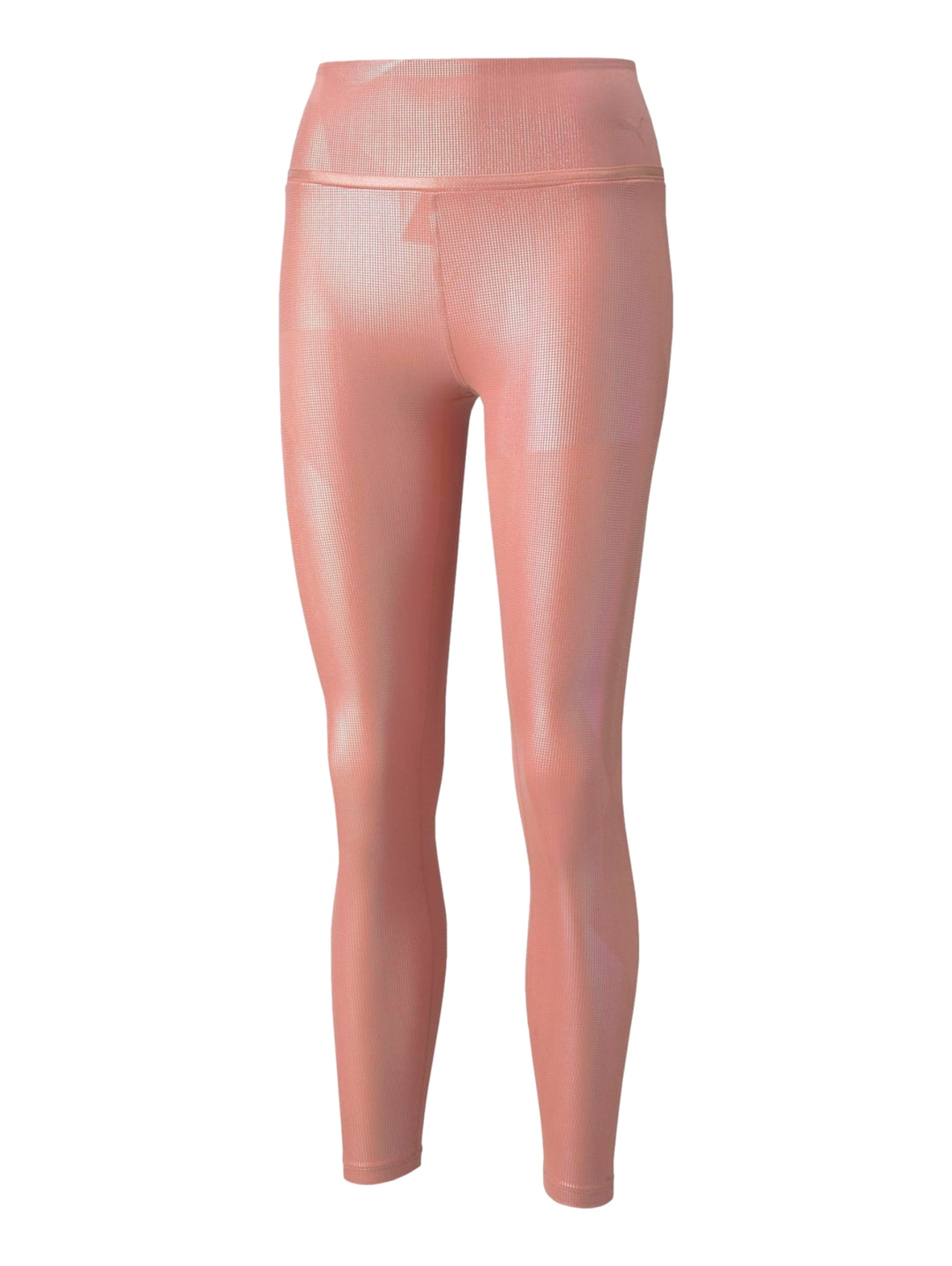 Mujer vistiendo leggings PUMA de color rosa iridiscente con talle alto y tenis blancos.