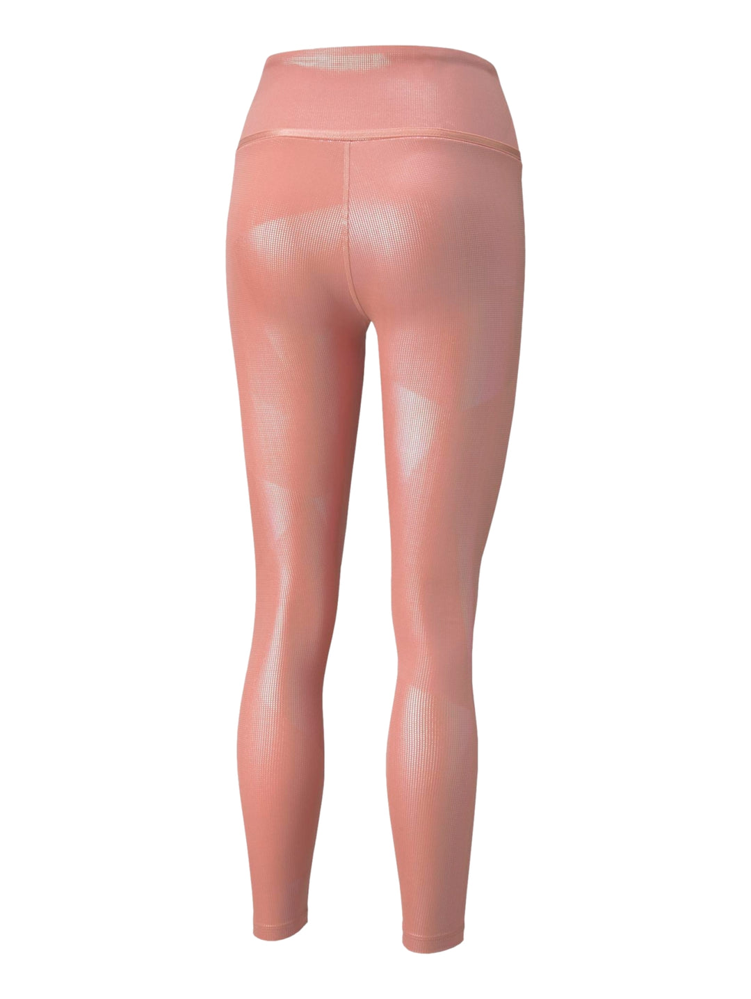 Mujer vistiendo leggings PUMA de color rosa iridiscente con talle alto y tenis blancos.