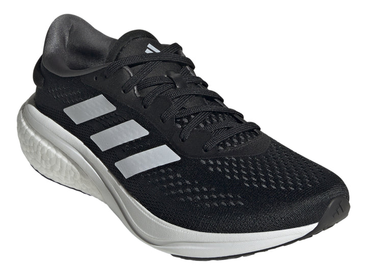 Tenis deportivos Adidas Supernova 2.0 en color negro con franjas y suela blanca.