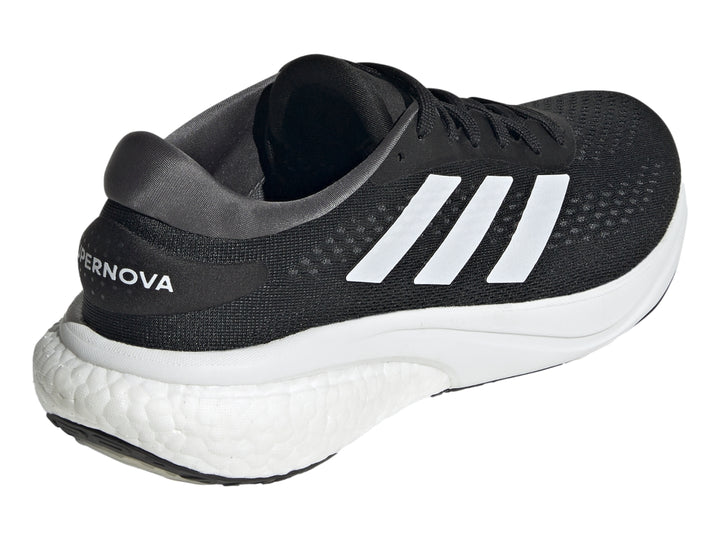 Tenis deportivos Adidas Supernova 2.0 en color negro con franjas y suela blanca.