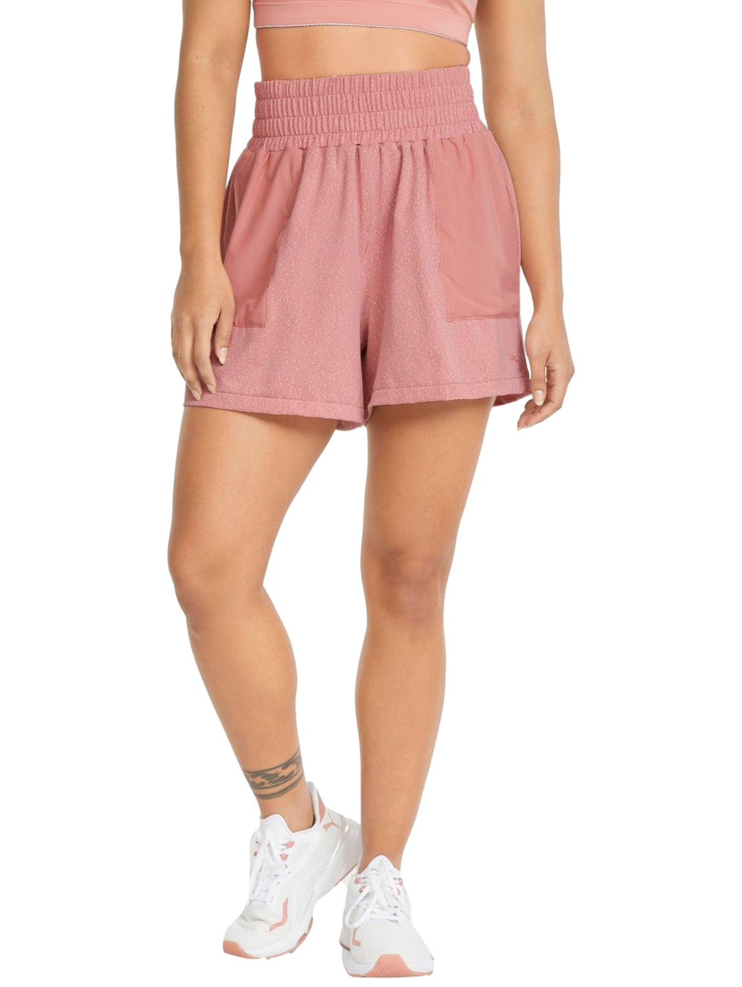Shorts deportivos PUMA color rosette para mujer con cintura elástica.