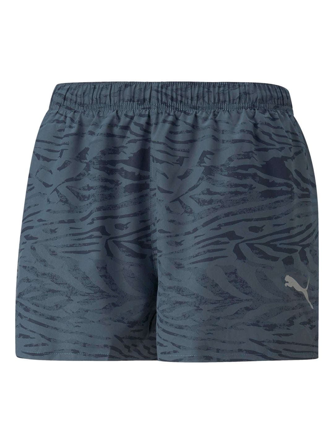 Hombre vistiendo shorts deportivos PUMA color gris oscuro con corte split para running.