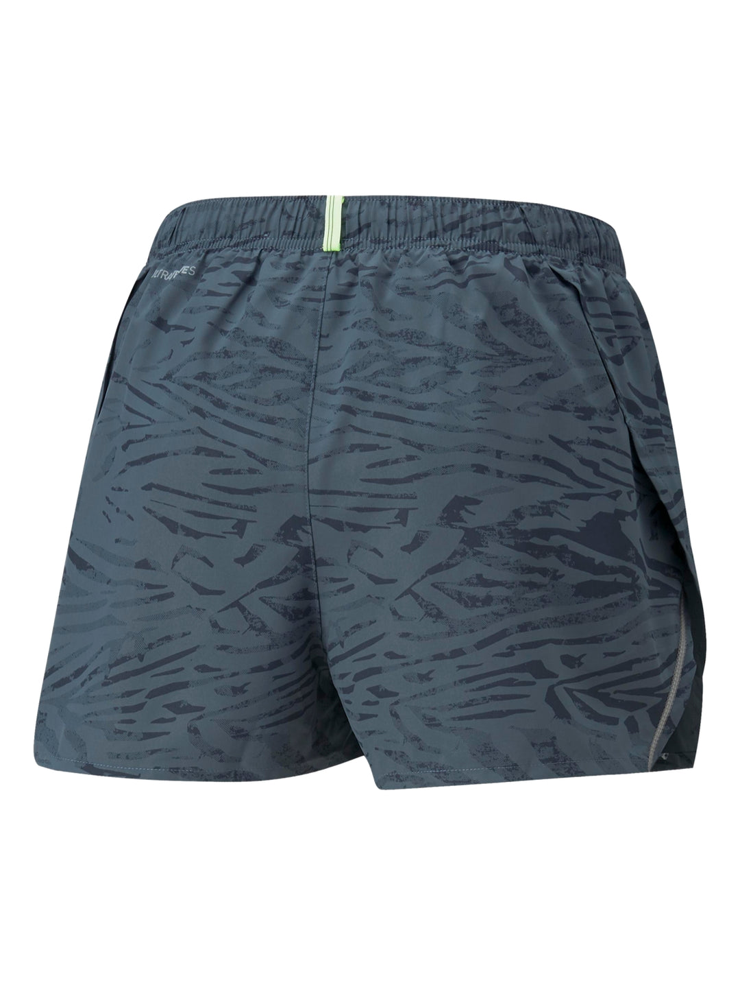 Hombre vistiendo shorts deportivos PUMA color gris oscuro con corte split para running.