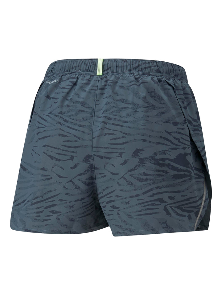 Hombre vistiendo shorts deportivos PUMA color gris oscuro con corte split para running.