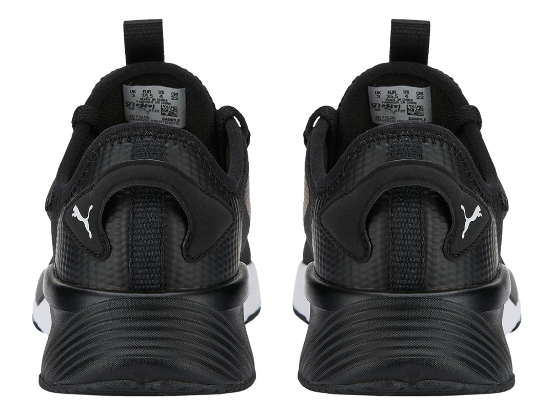 Tenis deportivos PUMA para niños en color negro con suela blanca y logotipo lateral blanco.