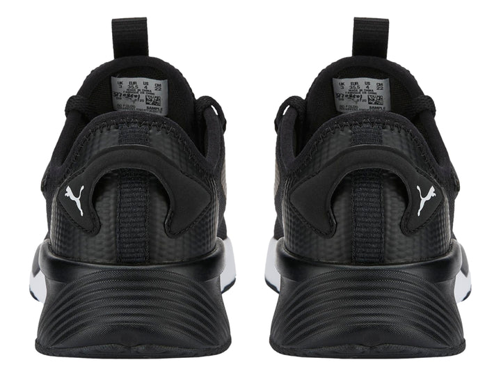 Tenis deportivos PUMA para niños en color negro con suela blanca y logotipo lateral blanco.