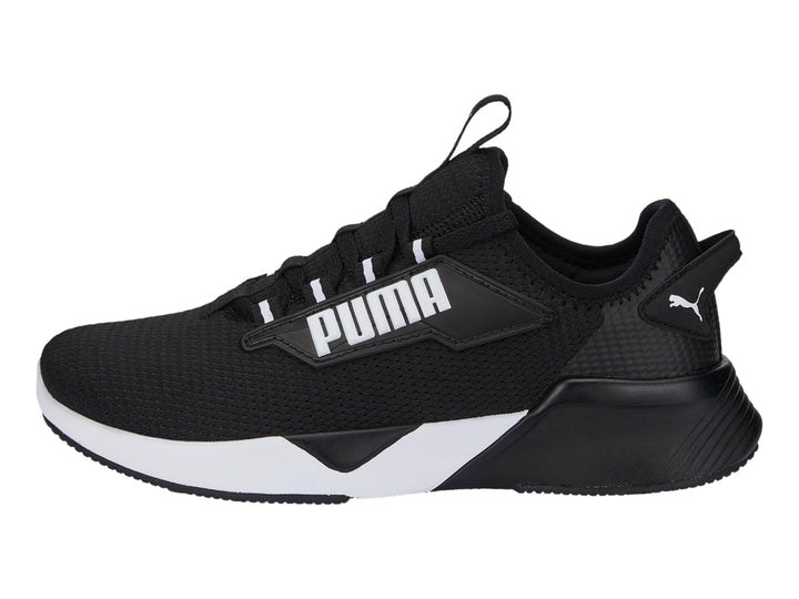 Tenis deportivos PUMA para niños en color negro con suela blanca y logotipo lateral blanco.