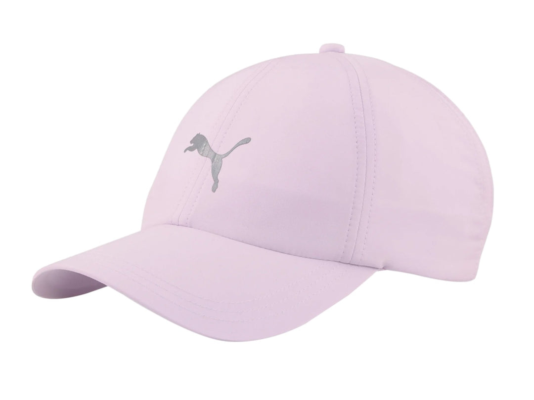 Gorra deportiva PUMA color lavanda con logotipo frontal y diseño para coleta.
