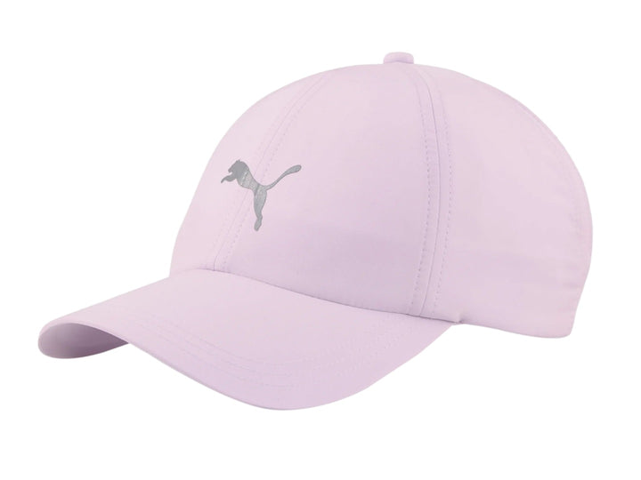 Gorra deportiva PUMA color lavanda con logotipo frontal y diseño para coleta.