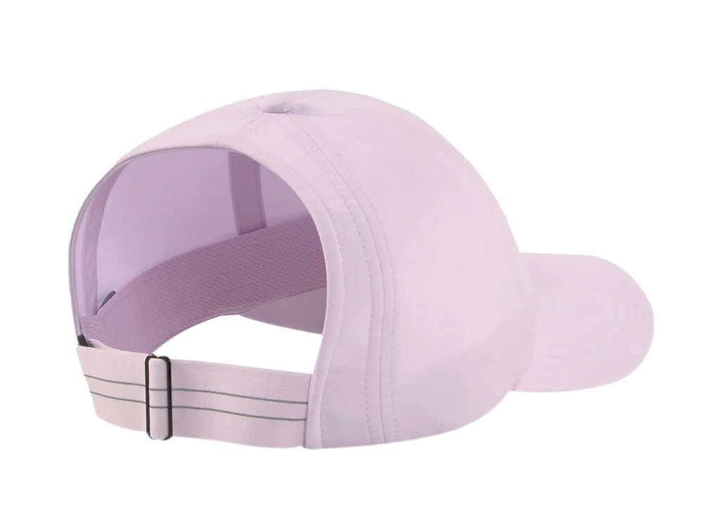 Gorra deportiva PUMA color lavanda con logotipo frontal y diseño para coleta.