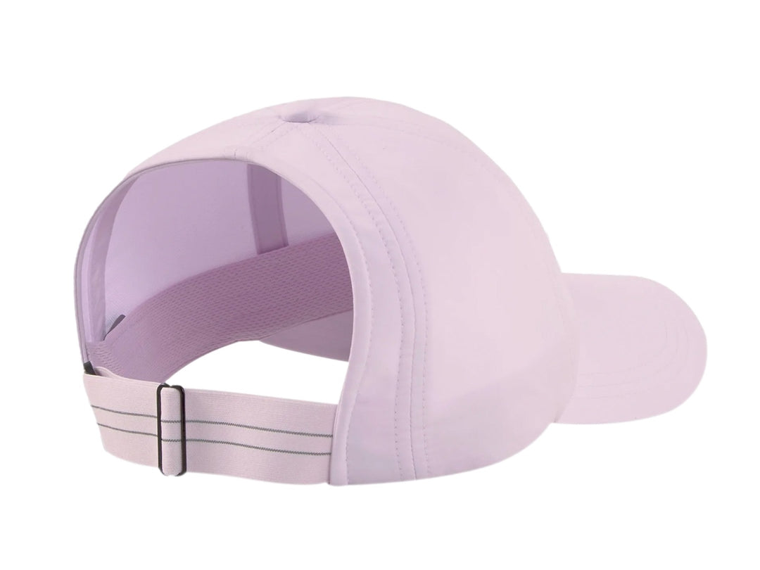 Gorra deportiva PUMA color lavanda con logotipo frontal y diseño para coleta.