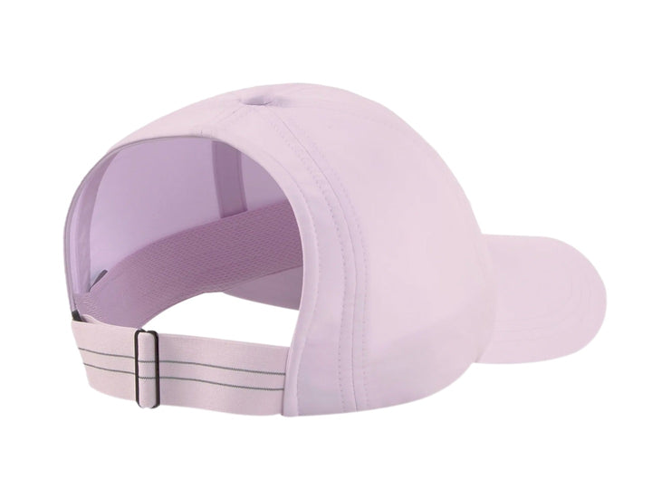Gorra deportiva PUMA color lavanda con logotipo frontal y diseño para coleta.