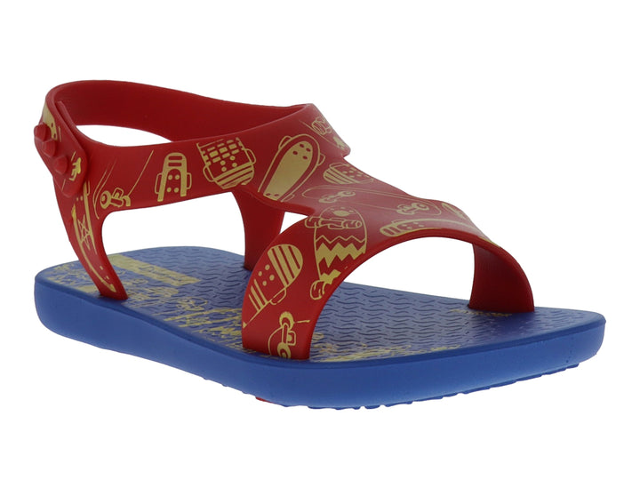 Sandalia Ipanema para niño en colores azul y rojo con estampados dorados de vehículos y correa al tobillo.