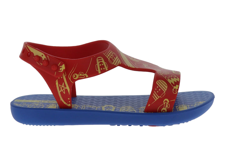 Sandalia Ipanema para niño en colores azul y rojo con estampados dorados de vehículos y correa al tobillo.
