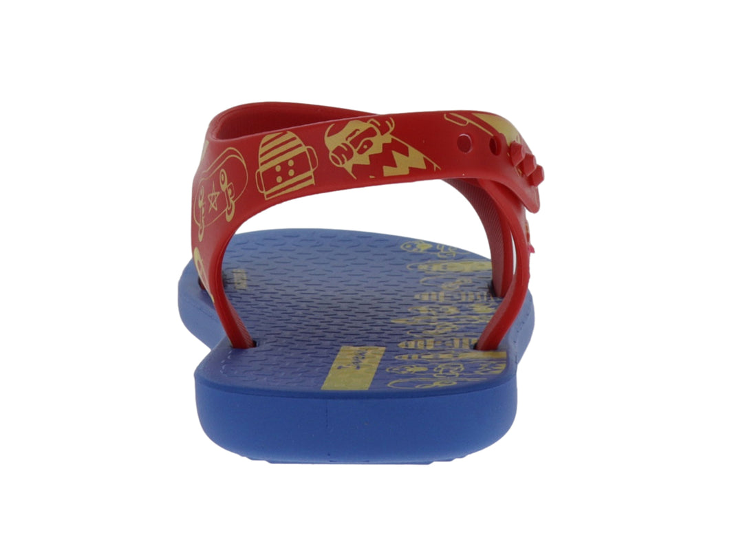 Sandalia Ipanema para niño en colores azul y rojo con estampados dorados de vehículos y correa al tobillo.
