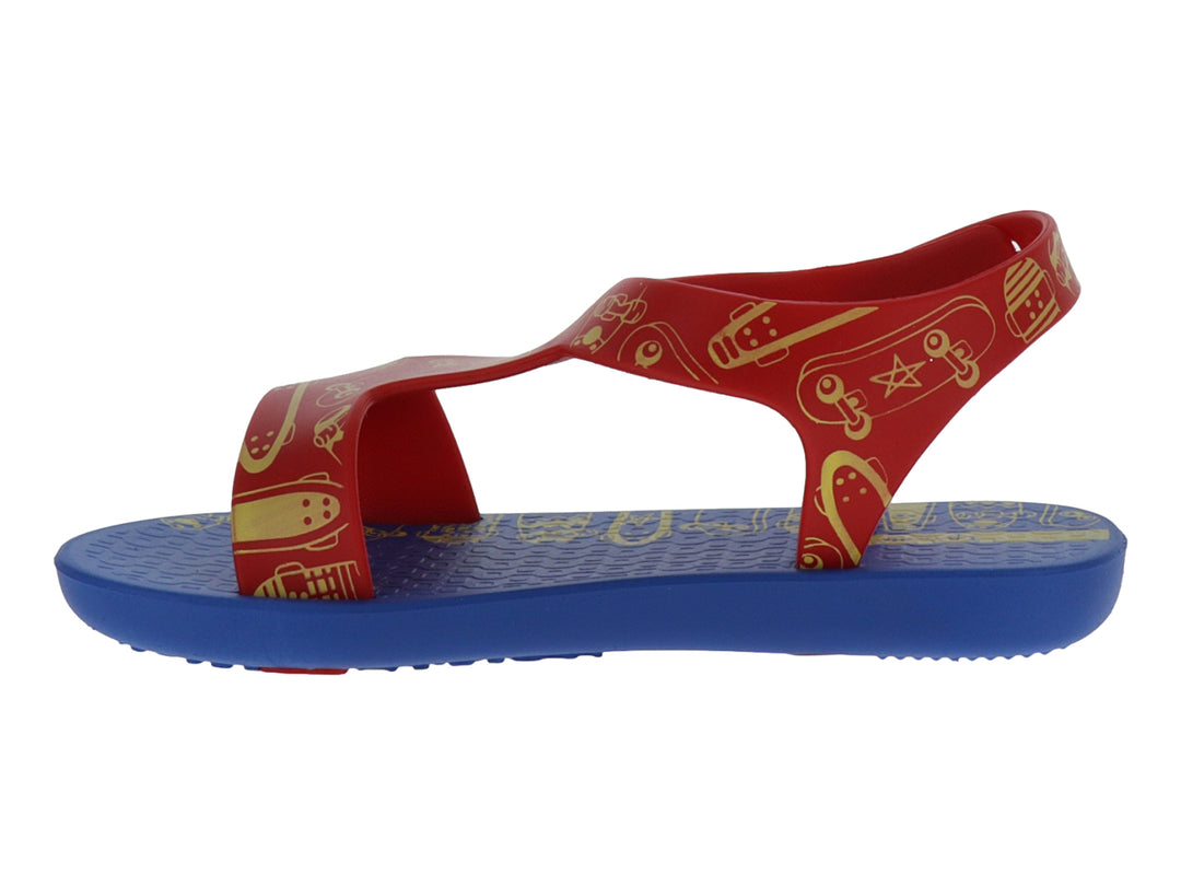 Sandalia Ipanema para niño en colores azul y rojo con estampados dorados de vehículos y correa al tobillo.