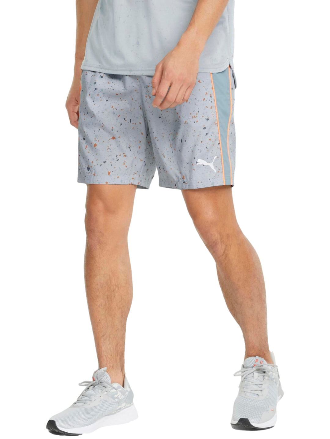 Shorts deportivos PUMA color gris claro con estampado de puntos y franja lateral