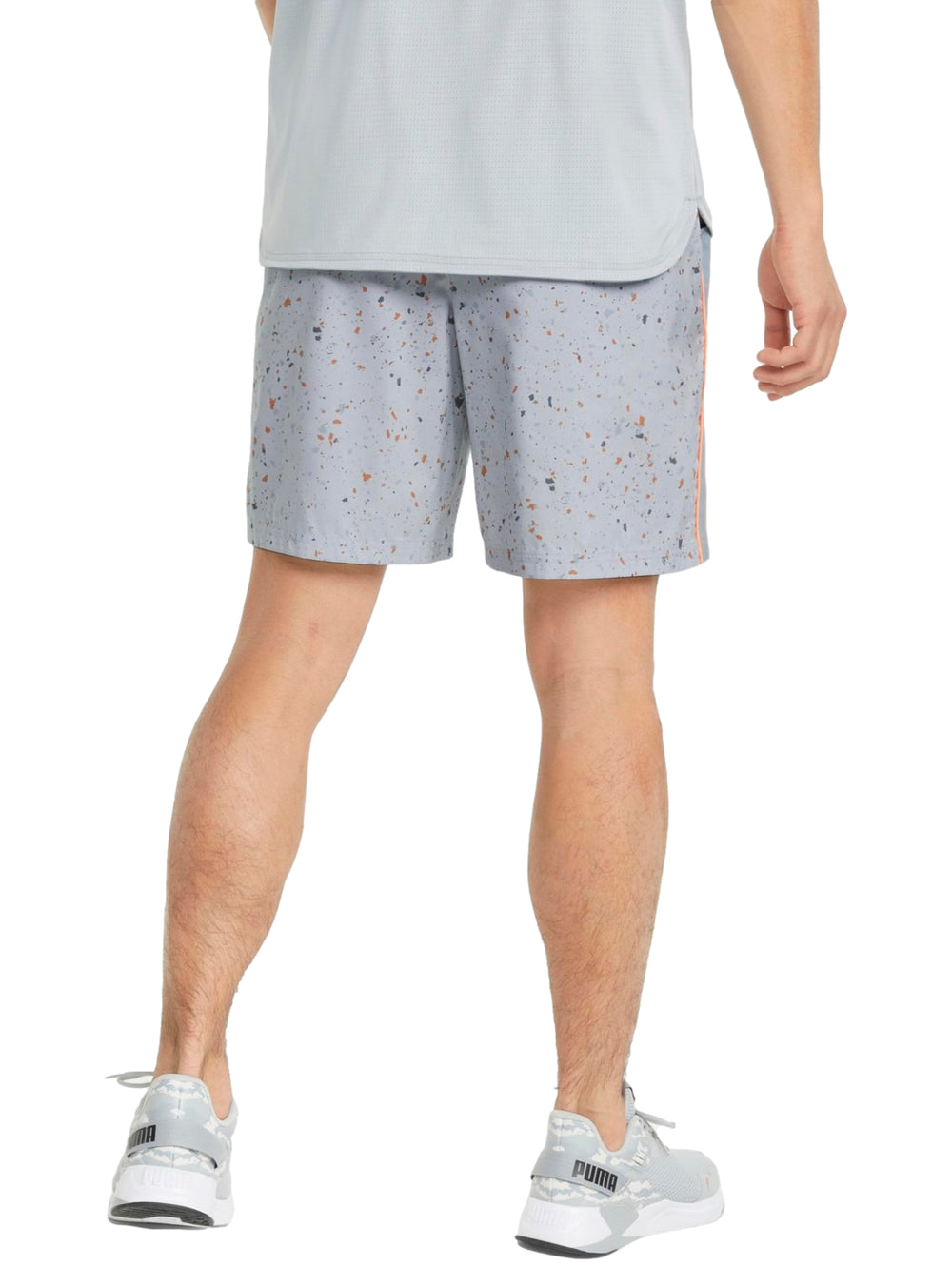 Shorts deportivos PUMA color gris claro con estampado de puntos y franja lateral