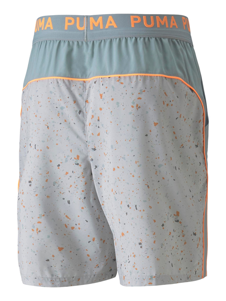 Shorts deportivos PUMA color gris claro con estampado de puntos y franja lateral