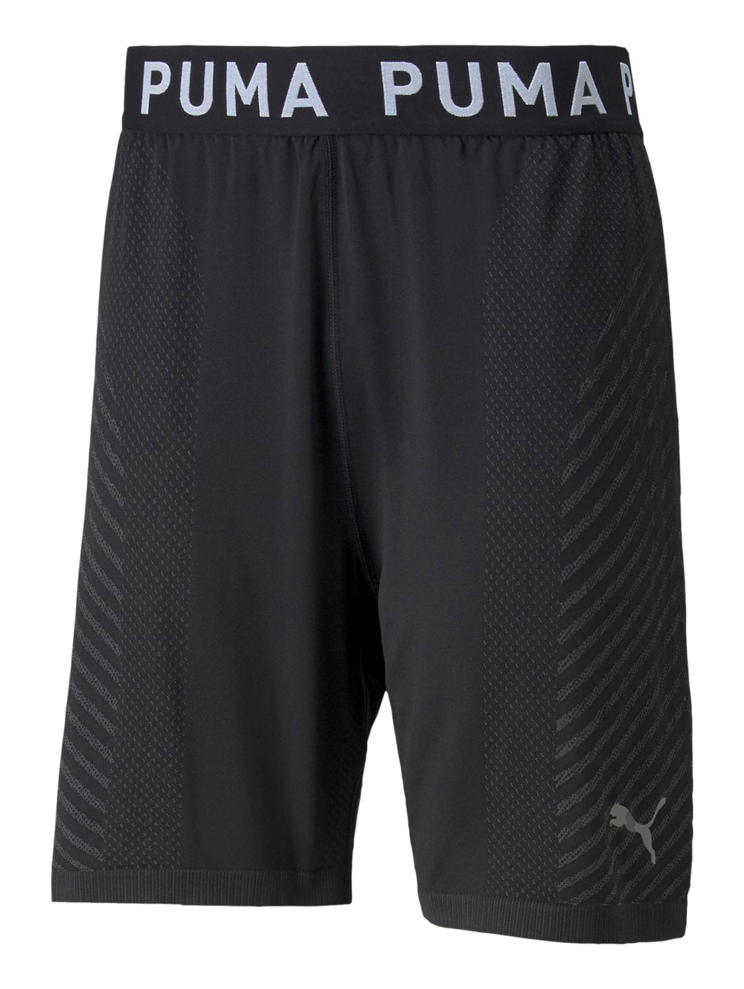 Hombre vistiendo pantalones cortos deportivos color negro marca PUMA con textura diagonal.