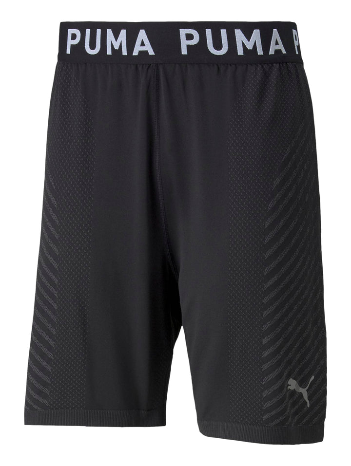 Hombre vistiendo pantalones cortos deportivos color negro marca PUMA con textura diagonal.