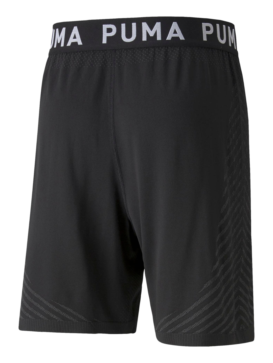 Hombre vistiendo pantalones cortos deportivos color negro marca PUMA con textura diagonal.