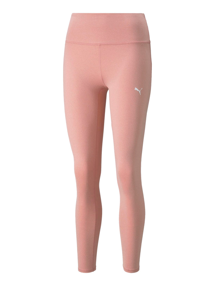 Mujer vistiendo leggings deportivos PUMA de color rosa palo, corte 7/8 y ajuste ceñido.