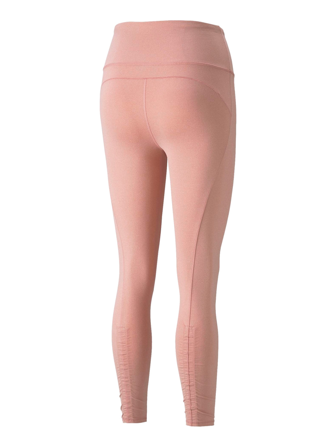 Mujer vistiendo leggings deportivos PUMA de color rosa palo, corte 7/8 y ajuste ceñido.