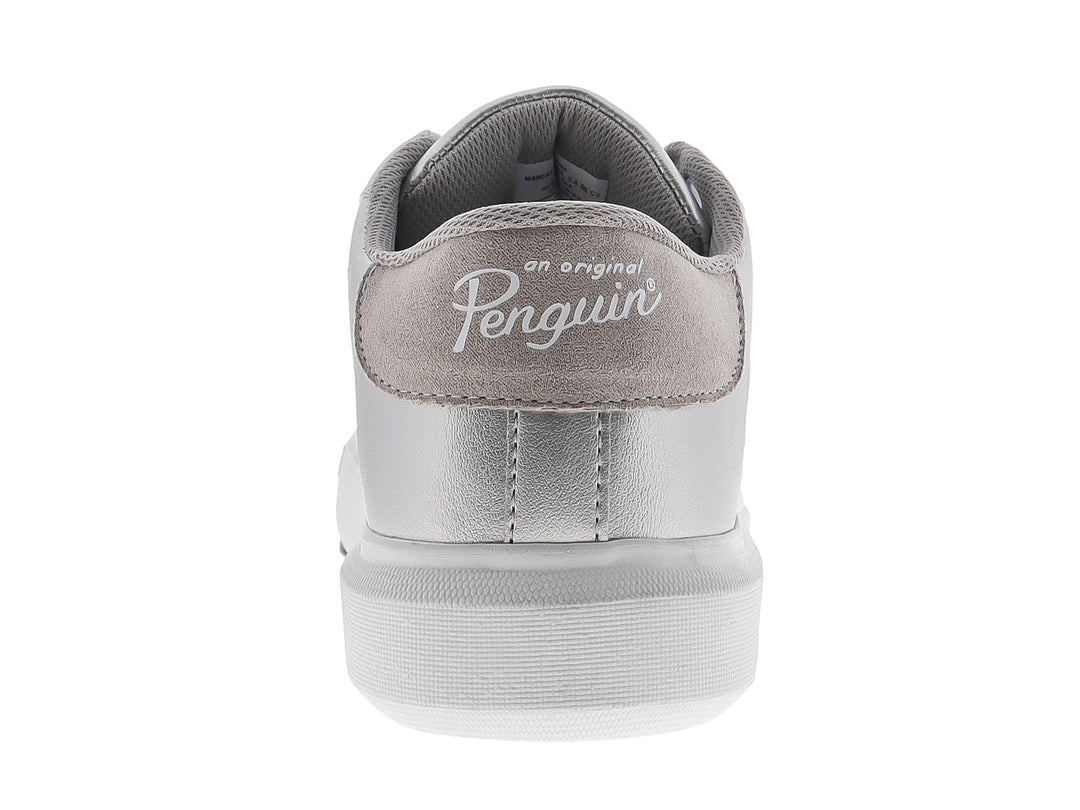 Tenis plateados Penguin con suela blanca y acabado metálico.