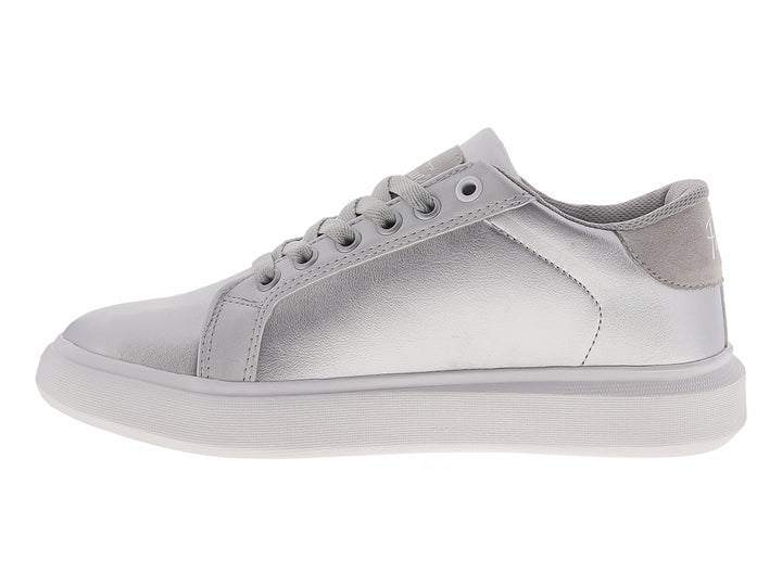 Tenis plateados Penguin con suela blanca y acabado metálico.