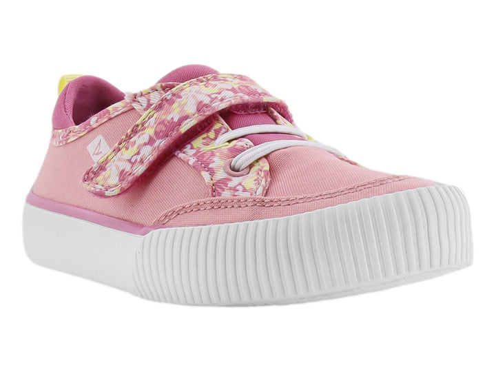 Tenis infantiles Sperry color coral con correa floral y suela blanca.
