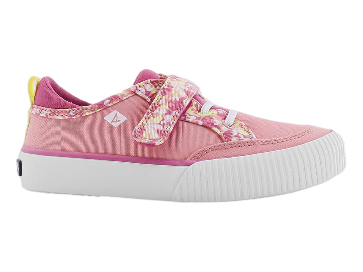 Tenis infantiles Sperry color coral con correa floral y suela blanca.