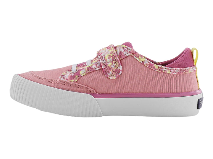 Tenis infantiles Sperry color coral con correa floral y suela blanca.