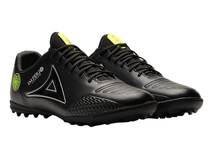 Par de zapatos de fútbol turf marca Pirma en color negro con detalles en amarillo neón.