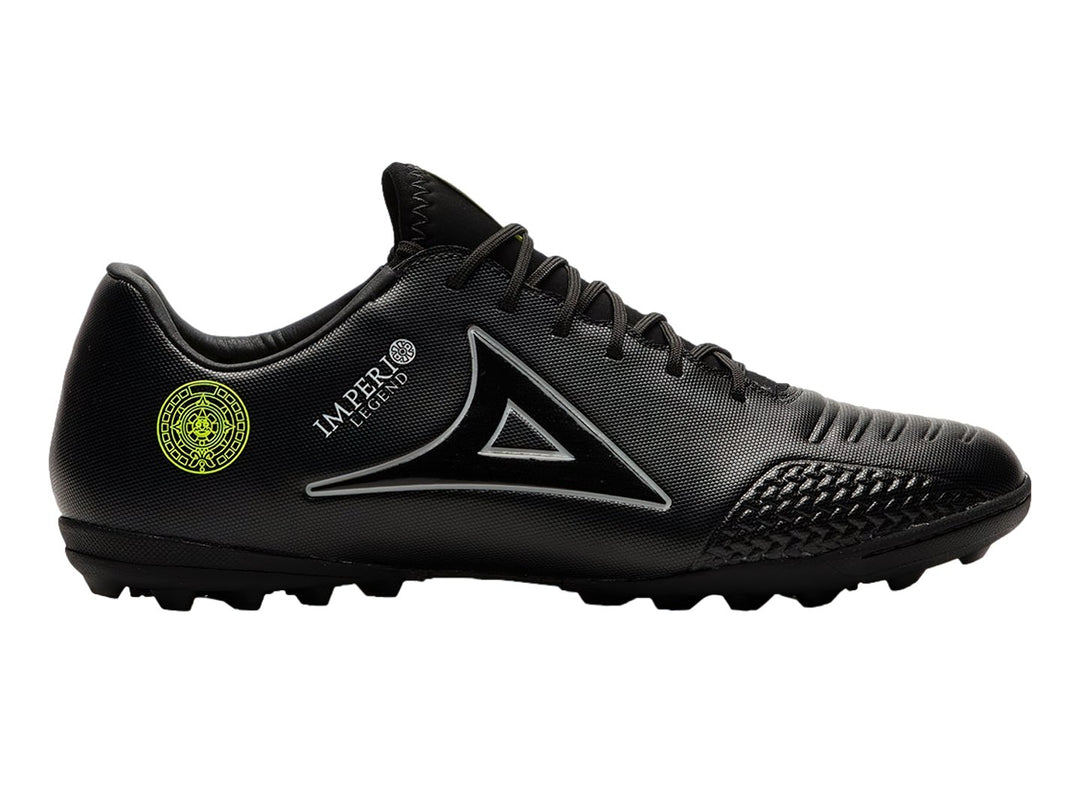 Par de zapatos de fútbol turf marca Pirma en color negro con detalles en amarillo neón.