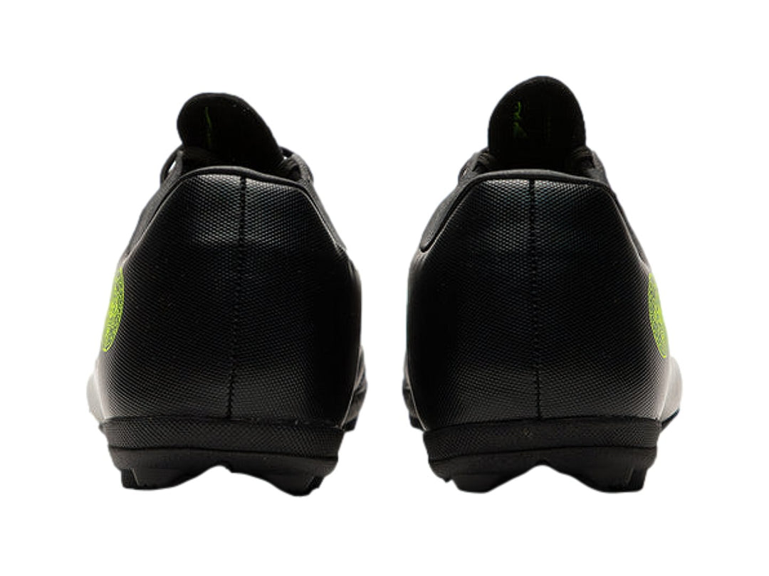 Par de zapatos de fútbol turf marca Pirma en color negro con detalles en amarillo neón.