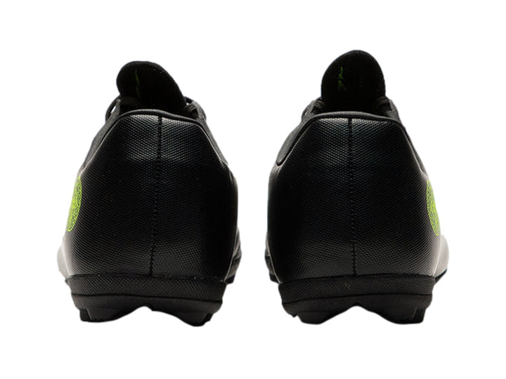 Par de zapatos de fútbol turf marca Pirma en color negro con detalles en amarillo neón.