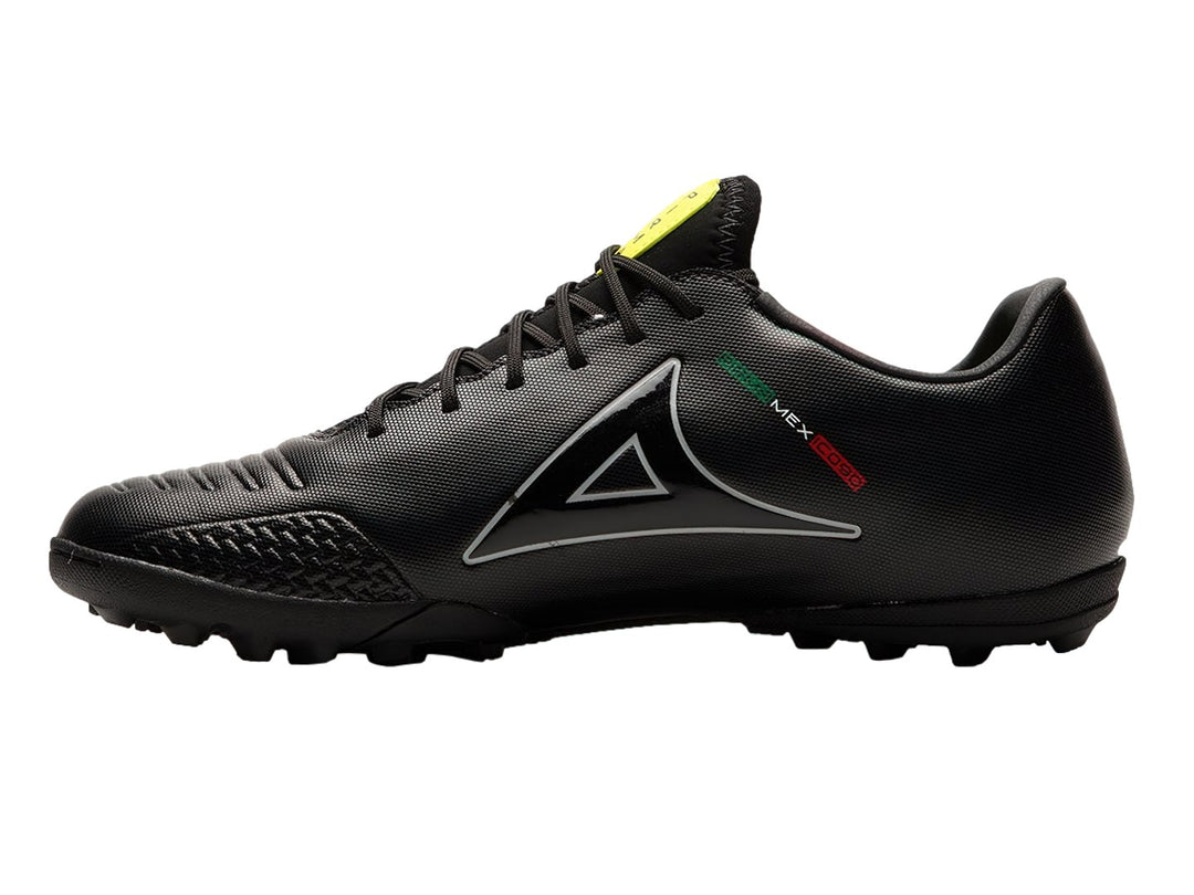 Par de zapatos de fútbol turf marca Pirma en color negro con detalles en amarillo neón.