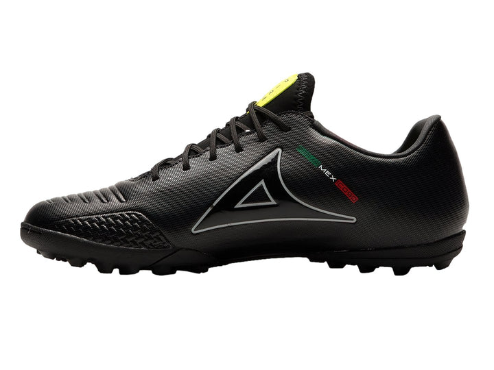 Par de zapatos de fútbol turf marca Pirma en color negro con detalles en amarillo neón.