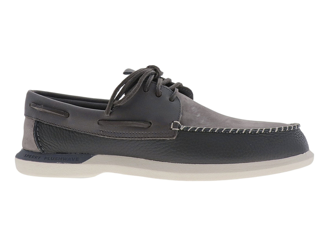 Zapato náutico Sperry de color gris con suela blanca y cordones.