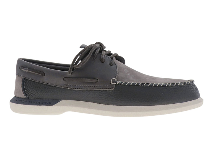 Zapato náutico Sperry de color gris con suela blanca y cordones.