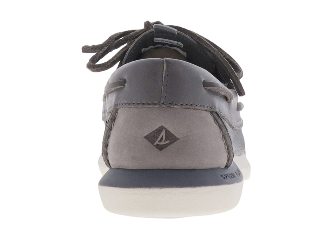 Zapato náutico Sperry de color gris con suela blanca y cordones.