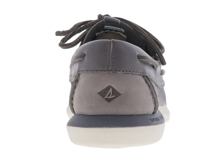 Zapato náutico Sperry de color gris con suela blanca y cordones.