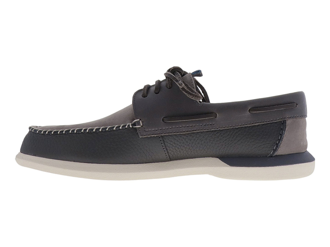 Zapato náutico Sperry de color gris con suela blanca y cordones.